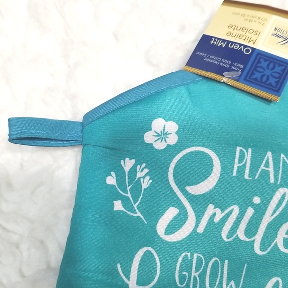 Home Collection Blue and White Oven Mitt - Picture 2 of 5